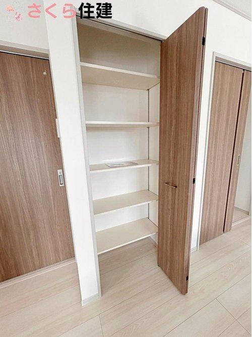 いろどりアイタウン宇都宮市野沢23-P1　6号棟の居間・リビング|リビングにも収納があるのが嬉しい！