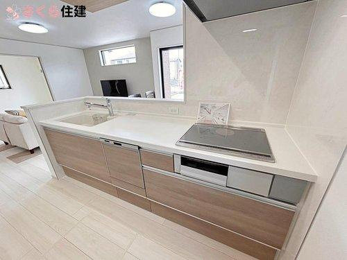 いろどりアイタウン宇都宮市野沢23-P1　6号棟のキッチン|食洗器付きで洗い物が楽♪コンロはIHクッキングヒーターで安全です