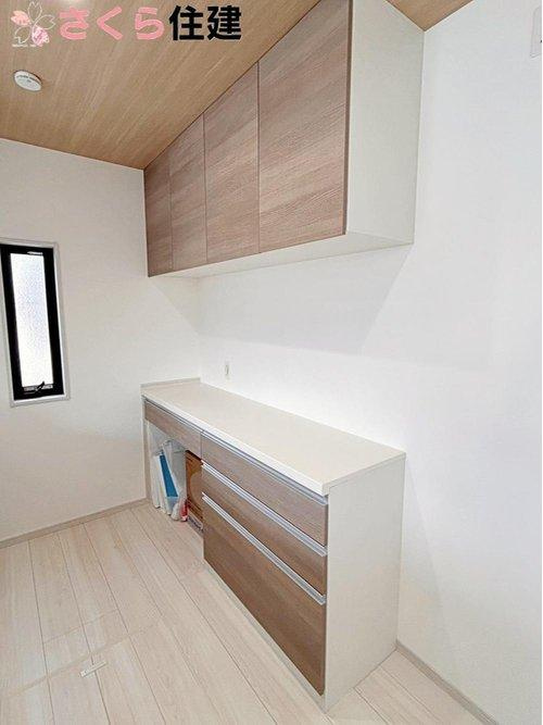 いろどりアイタウン宇都宮市野沢23-P1　6号棟の収納|キッチン後ろにはキャビネットがあるから食器等がたくさん収納出来ます♪