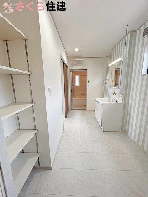 いろどりアイタウン宇都宮市野沢23-P1　6号棟の洗面所|洗面所にもあるからタオルなどを仕舞えます♪