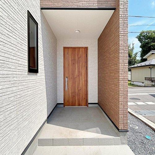 いろどりアイタウン宇都宮市野沢23-P1　6号棟の玄関|お洒落な玄関回り♪スマートキー搭載で、荷物を持ちながら開閉できます