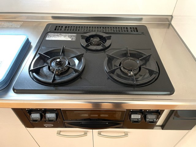 エバーパティオＨＡのキッチン|三口コンロ、グリル付