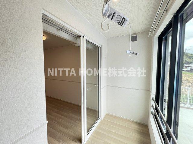 丹波篠山市西岡屋のアパートのバルコニー|リビングルームにはサンルーム付きです◇