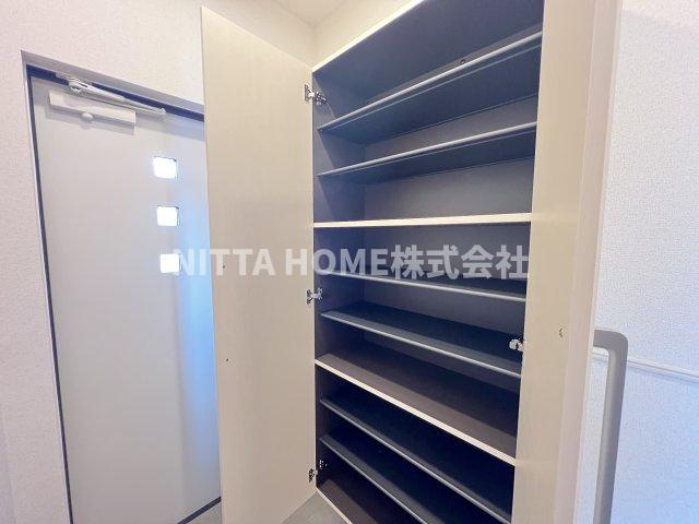 丹波篠山市西岡屋のアパートの収納|玄関についているトールサイズのシューズボックスです◎