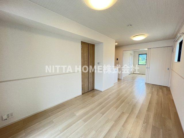 丹波篠山市西岡屋のアパートの居間・リビング|１３．３帖のリビングルームです☆彡エアコン２台で全室に装備◎