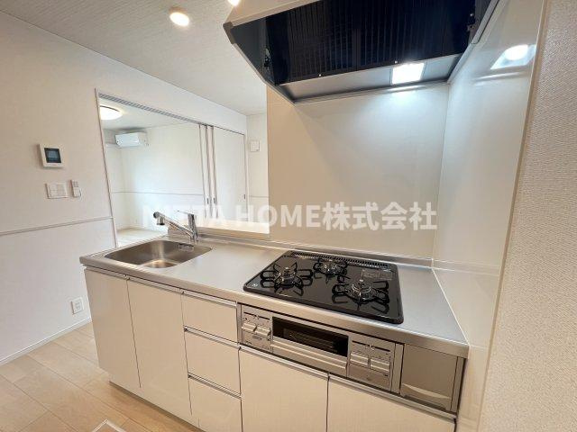 丹波篠山市西岡屋のアパートのキッチン|３口コンロがついているカウンターキッチンです◇