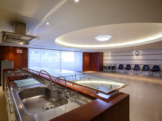 パーティールームです。キッチン、レンジ、イス、テーブルが備えられています。