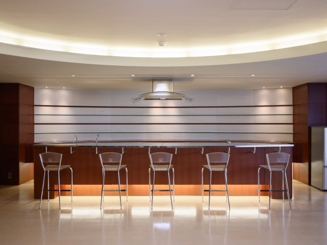 パーティールームです。キッチン、レンジ、イス、テーブルが備えられています。