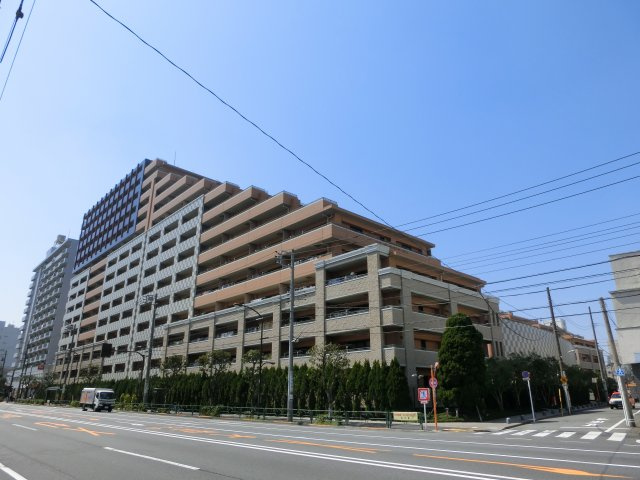 ■約１万㎡を超える広大な敷地に、イタリアの城郭都市の一角を思わせる佇まいの建物。ナチュラルな砂岩、地中海の深みを感じるブルー、サンドベージュなどのタイル。年月の積み重ねとともに成熟していきます。