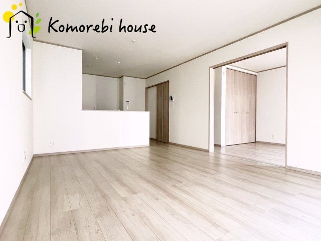 北本市宮内　2期　新築一戸建て　ハートフルタウン　Bの居間・リビング|高性能窓と断熱材を採用したLDKで、冷暖房効率アップ。家族が集まる時間も快適に過ごせるリビングです。