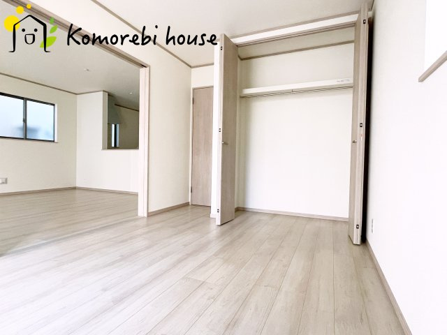 北本市宮内　2期　新築一戸建て　ハートフルタウン　Bの収納|ハンガーラック付き収納なら、コートやシャツもシワなく掛けられて毎日の身支度がスムーズ。見せたくないものは隠しつつ、使いやすさと整理整頓の両方を叶えます。