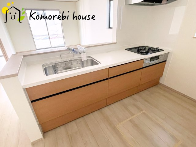 北本市宮内　2期　新築一戸建て　ハートフルタウン　Bのキッチン|広々LDKとつながるキッチンは、家族との会話を楽しみながら調理ができる設計です。