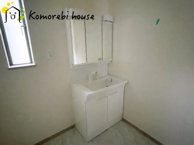 北本市宮内　2期　新築一戸建て　ハートフルタウン　Bの独立洗面台|白を基調とした清潔感のある洗面台。シンプルで上品なデザインが空間に明るさをプラスします。