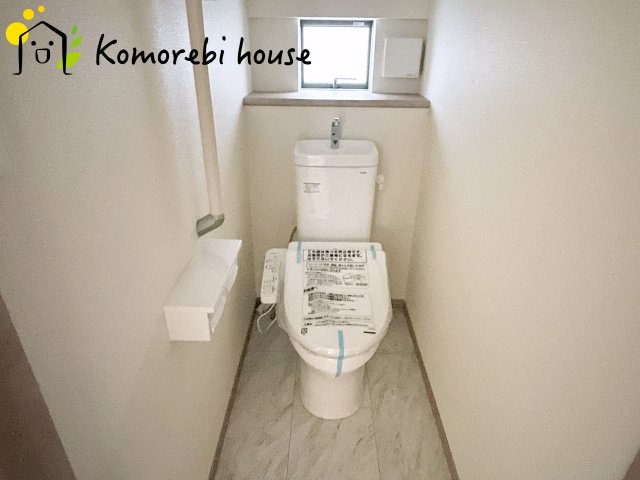 北本市宮内　2期　新築一戸建て　ハートフルタウン　Bのトイレ|温水洗浄機能（ウォシュレット）標準装備で、毎日のトイレ時間がより快適に。やさしい温水洗浄で清潔を保てるだけでなく、冬場のヒヤッと感を軽減する暖房便座も嬉しいポイント。