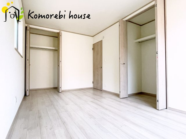 北本市宮内　2期　新築一戸建て　ハートフルタウン　Bの寝室|一日の疲れをゆっくり癒せる主寝室は、ベッドを置いてもゆとりある広さが魅力。収納完備で衣類もスッキリ収まり、静かで落ち着いた空間が快適な眠りをサポートします。