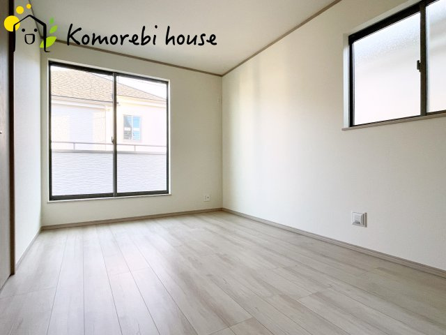 北本市宮内　2期　新築一戸建て　ハートフルタウン　Bの寝室|寝室にはゆとりのある広さがあり、大きめのベッドも余裕をもって配置できます。
実際に内覧いただければ、サイズ感もよりイメージしやすいと思います。採寸もその場でご協力いたしますので、ぜひお確かめください。