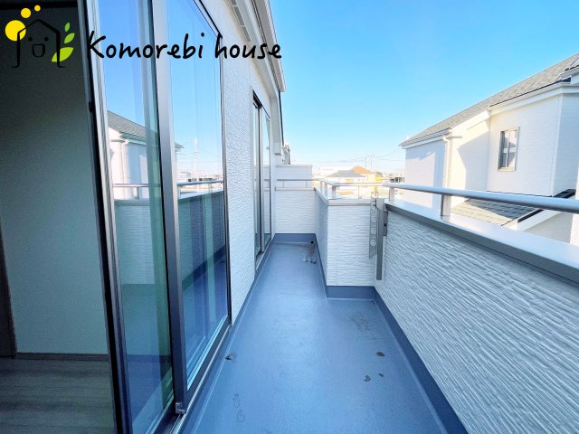 北本市宮内　2期　新築一戸建て　ハートフルタウン　Bのバルコニー|南向きのバルコニーは一日を通して陽当たりがよく、洗濯物もふっくら乾きます。家族の生活リズムに寄り添う、明るく使いやすいスペースです。