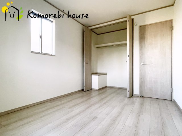 北本市宮内　2期　新築一戸建て　ハートフルタウン　Bの子供部屋|日当たりがよく、机に向かう時間も自然とはかどる子ども部屋。寝る・学ぶ・遊ぶがコンパクトにまとまり、毎日の“小さな成長”を見守る空間です。