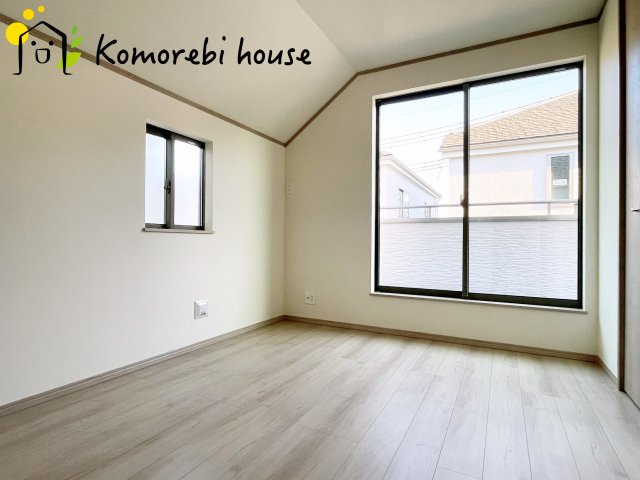 北本市宮内　2期　新築一戸建て　ハートフルタウン　Bの洋室|最近の新築住宅は窓まわりの性能が大きく進化しています。複層ガラスに、樹脂とアルミを組み合わせた断熱性の高いハイブリッドサッシを採用。