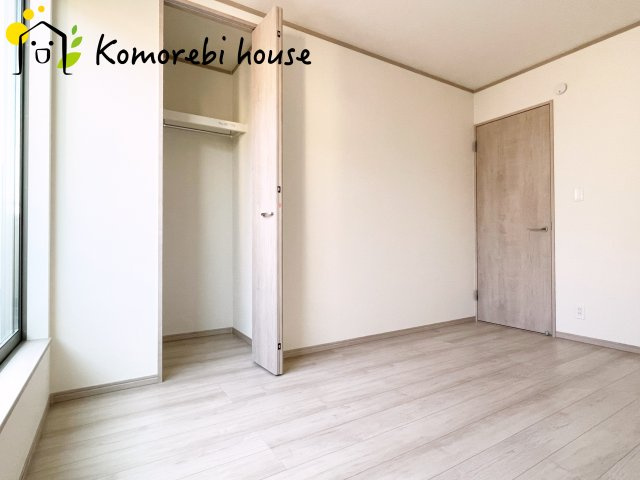 北本市宮内　2期　新築一戸建て　ハートフルタウン　Bの収納|ハンガーラック付き収納なら、コートやシャツもシワなく掛けられて毎日の身支度がスムーズ。見せたくないものは隠しつつ、使いやすさと整理整頓の両方を叶えます。