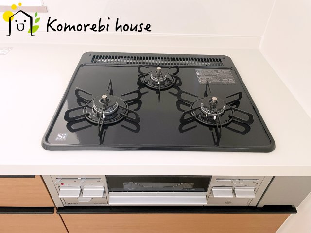 北本市宮内　2期　新築一戸建て　ハートフルタウン　Bのキッチン|同時調理が叶う3口コンロと便利なグリル付き。忙しい朝のお弁当作りも、夕食の複数メニューもスムーズにこなせる頼れる設備です。