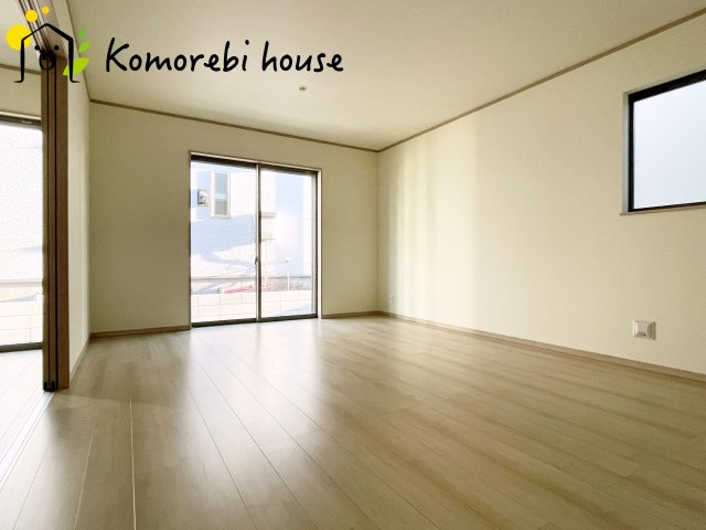 北本市宮内　2期　新築一戸建て　ハートフルタウン　Bの居間・リビング|縦に広がるLDKは、空間を効率的に使える設計。キッチンからリビング、ダイニングまで家族の気配を感じられます。