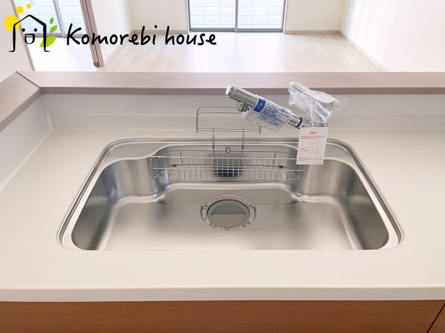 北本市宮内　2期　新築一戸建て　ハートフルタウン　Bのキッチン|浄水器一体型で、いつでも美味しいお水がそのまま使えるキッチンシンク。料理やコーヒーづくり、炊飯にも安心して利用でき、毎日の食卓が少し豊かに。