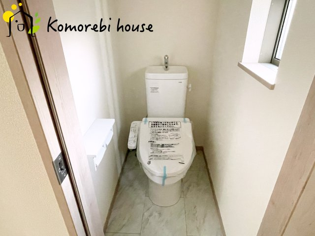 北本市宮内　2期　新築一戸建て　ハートフルタウン　Bのトイレ|2階にもトイレがあることで、朝の混雑が解消し生活動線がスムーズに。新築ならではの間取り設計で、毎日の“プチストレス”が驚くほど減ります。