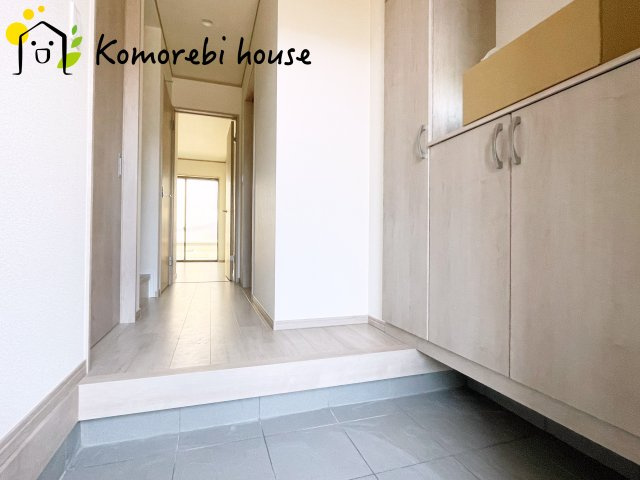 北本市宮内　2期　新築一戸建て　ハートフルタウン　Bの玄関|明るく使いやすい玄関で、家族の生活をスムーズに。収納や導線も配慮された万能空間です。