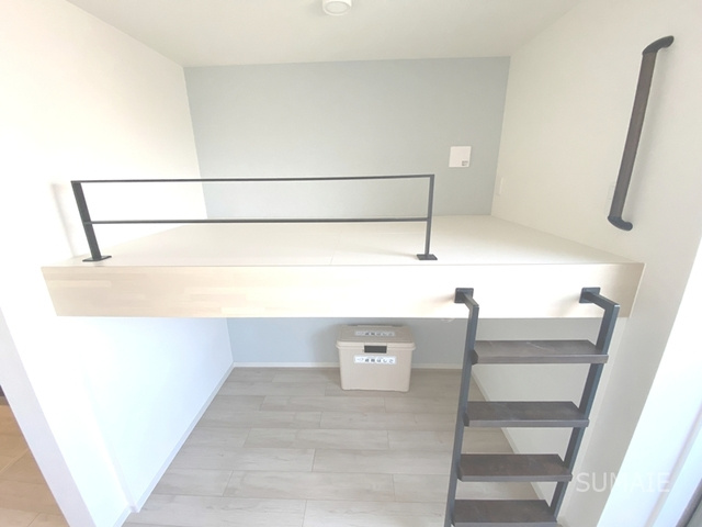 KEIAI RESIDENCE 東大宮の居間・リビング|便利なロフトスペース