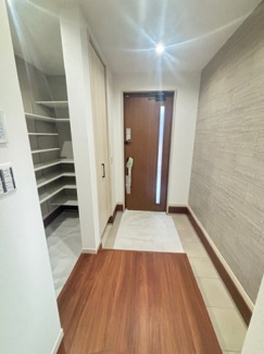 【居間・リビング】 | 安佐南区上安2（AL上安駅）全3棟　NO2 | 20.13帖リビング☆対面式のキッチンでリビングが見渡せるので、お子様やご家族の様子が見えて安心です♪