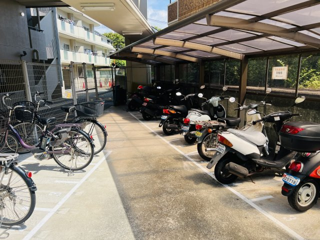 万葉ハイツ舞子の駐輪場