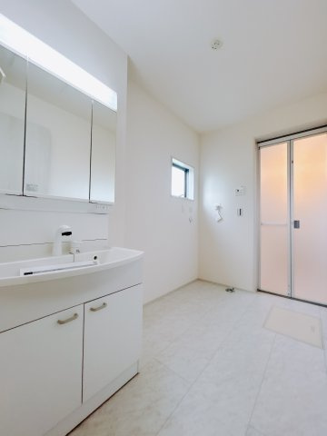 【新築戸建】第5高崎寺尾の独立洗面台|■洗面室（1号棟）｜朝のお出かけ準備に嬉しい三面鏡。鏡の裏には歯ブラシや整髪料などを収納できるスペースもあるので、いつでもスッキリ片付きます♪