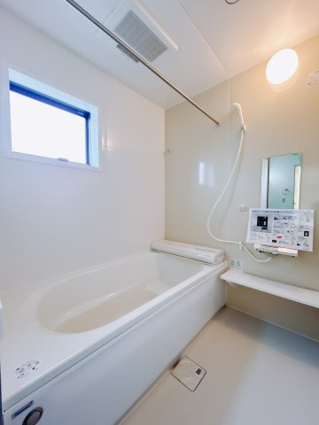 【新築戸建】第5高崎寺尾の浴室|■浴室（1号棟）｜ゆったり足を伸ばせるサイズの浴室(*＾＾*)　夜間のお洗濯や、雨の日のお洗濯に大活躍の浴室暖房乾燥機付き！お子さまとの入浴の際に嬉しいエコベンチ浴槽付きです♪