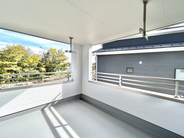 【新築戸建】第5高崎寺尾のバルコニー|■バルコニー（1号棟）｜プライバシーが守られたインナーバルコニーは、くつろぎの空間としても、アウトドアの空間としても活躍をしてくれます。