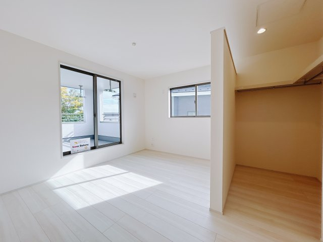 【新築戸建】第5高崎寺尾の寝室|■主寝室（1号棟）｜ベッドやテレビなどの大き目の家具を置いても余裕のある広々主寝室です♪家事やお仕事にお疲れなパパ・ママがゆっくりと過ごせる空間です