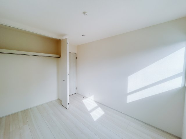 【新築戸建】第5高崎寺尾の洋室|■2階洋室（1号棟）｜ナチュラルカラーの床です。模様替えなどとても楽しく工夫できます♪陽当たり、風通しもとても良いので毎日快適な生活スタートです！子供部屋にも良いですね