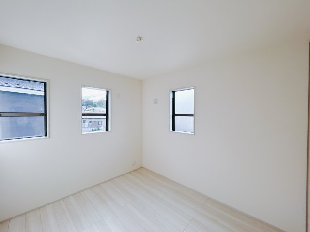 【新築戸建】第5高崎寺尾の洋室|■2階洋室（1号棟）｜階洋室には大きな窓をご用意しています。日中はあたたかな日差し差し込み自分時間も充実できますね＾＾