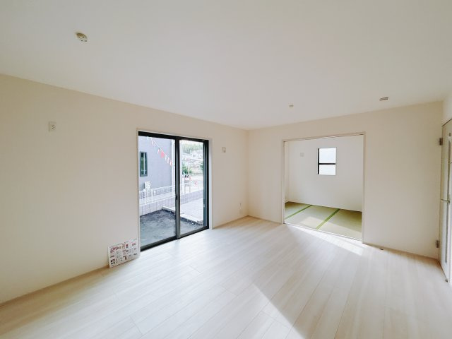 【新築戸建】第5高崎寺尾の居間・リビング|■リビング（1号棟）｜陽当たり良好のリビングダイニング♪賃貸では叶わなかった、お友達とのホームパーティや大音量で映画やテレビを楽しむことができます(*^^*)