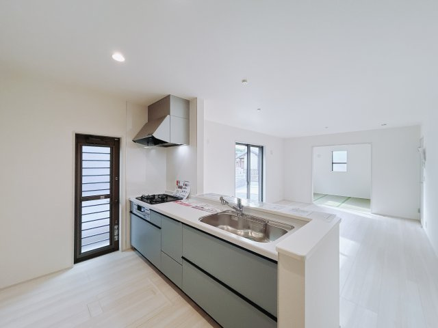 【新築戸建】第5高崎寺尾の居間・リビング|■リビング（1号棟）｜窓から射し込む陽射しが縦横に広がり、あたたかな空間を形作ります♪木目のきれいなフローリングとシンプルな壁紙は、一日中家に居ても飽きることなく過ごすことができる素敵な空間です♪