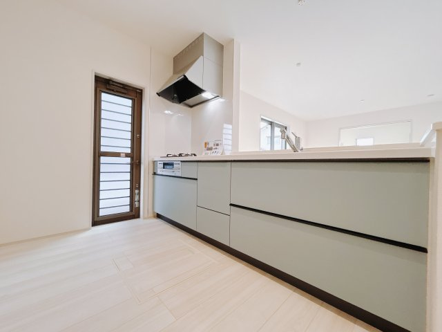 【新築戸建】第5高崎寺尾のキッチン|■キッチン（1号棟）｜ワークトップの幅が広く、お子様といっしょにお料理をつくったり、ちょっとしたパーティーも楽しめます。フラットなのでお掃除がしやすいのもポイントです