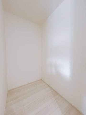 【新築戸建】第5高崎寺尾の収納|■キッチン横パントリー（1号棟）｜キッチンの横にはパントリーをご用意しております♪収納がなくて困ってしまうということもありません♪