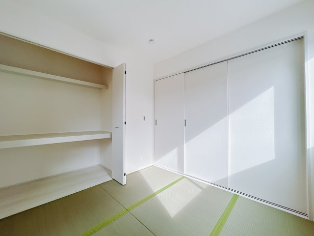 【新築戸建】第5高崎寺尾の和室|■1階和室（1号棟）｜リビングと繋がっている和室は、お子様の様子を見守りながらお洗濯物を畳んだり、家事の合間のちょっとした休憩やのんびりお昼寝にも♪セカンドリビングとしてもお使いいただけます。