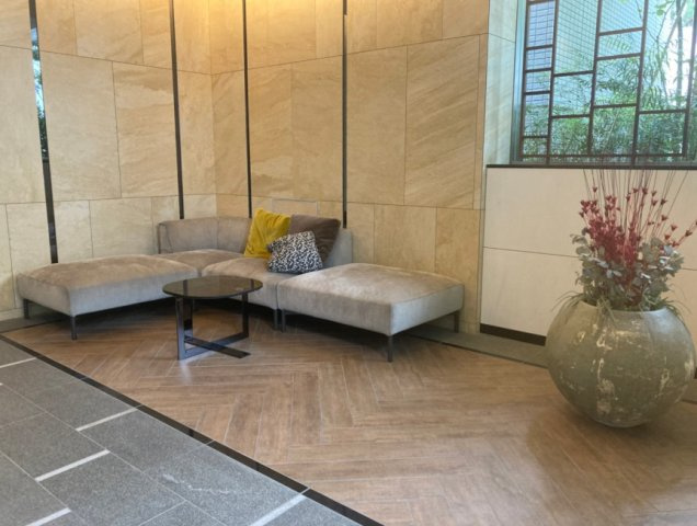 プラウド弦巻三丁目　分譲　角部屋　ペット相談　のロビー