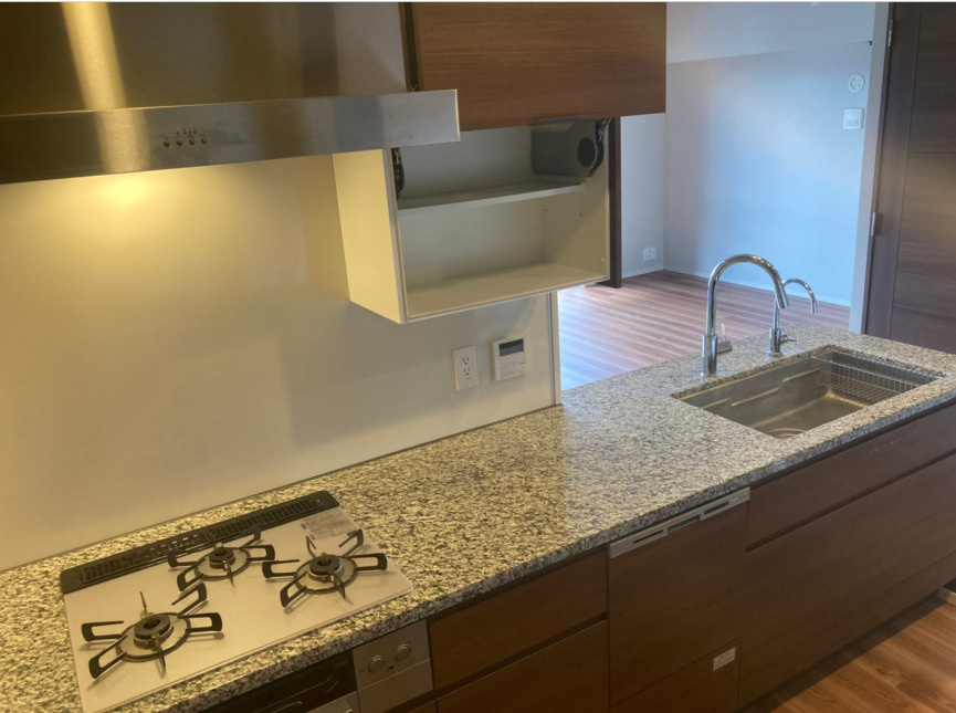 プラウド弦巻三丁目　分譲　角部屋　ペット相談　のキッチン