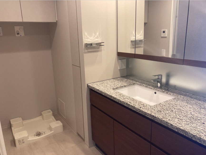 プラウド弦巻三丁目　分譲　角部屋　ペット相談　の洗面所