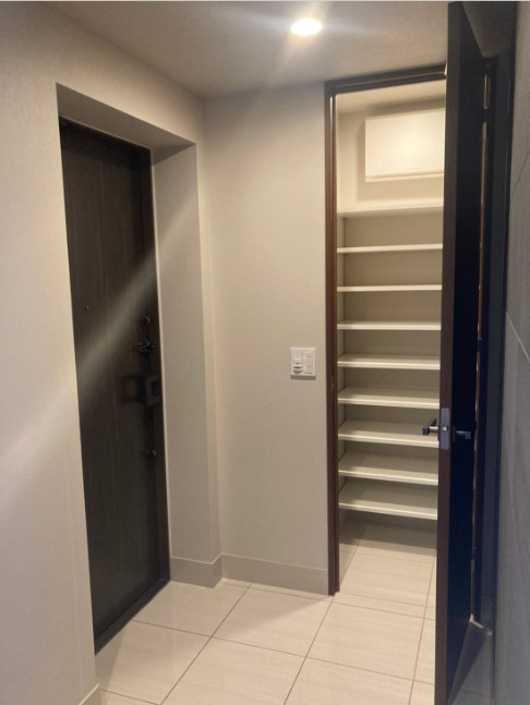 プラウド弦巻三丁目　分譲　角部屋　ペット相談　の玄関