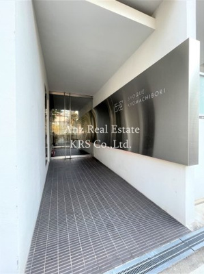 【エントランス】 | 匠空ＫＹＯＭＡＣＨＩＢＯＲＩ | オシャレなロゴが素敵なエントランスです♪