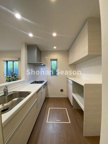 【キッチン】 | カップボードが備え付けなので、家具を買い足す必要ナシ◎
キッチン用品がスッキリ片付きます♪