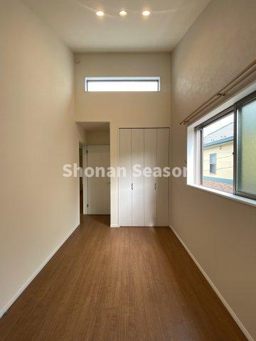 【洋室】 | 高さのある勾配天井◎
より広がる空間を演出します♪